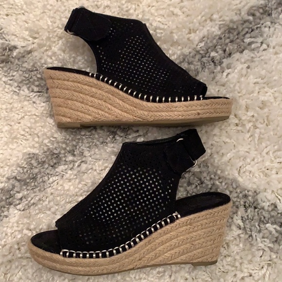 Daisy Fuentes Black Wedge Shoe - Picture 1 of 3